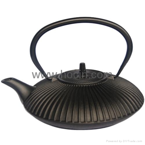 0.77 liter simple cast iron teapot in black
