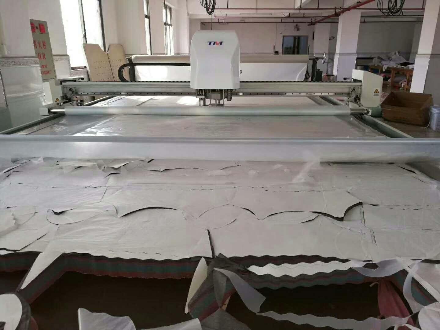 Auto feeding fabric cutting machine / textile cloth cutter