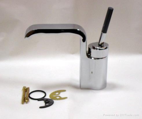 Single lever basin mixer-brass chrome