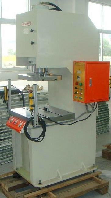 Single column hydraulic press installation